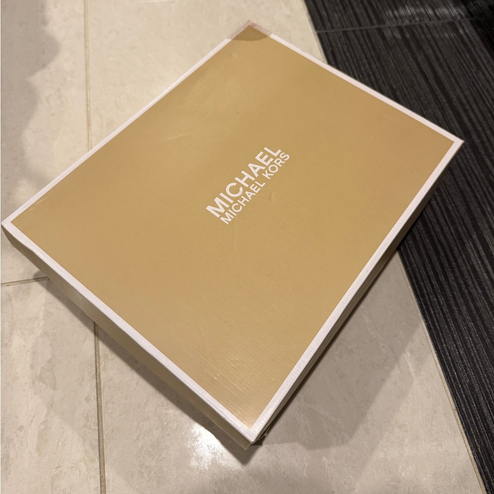 Michael Kors Elegant Tan Sandals - Picture 7 of 7